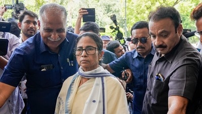 অ্যাকাউন্ট ফ্রিজ মামলায় দ্রুত শুনানির আবেদনের পরিপ্রেক্ষিতে বিচারপতি সৌগত ভট্টাচার্য স্পষ্ট জানিয়ে দেন, কোনও পক্ষকেই অতিরিক্ত সুবিধা দেওয়া হবে না এবং নির্ধারিত তালিকা অনুযায়ীই মামলার শুনানি হবে। (PTI) অ্যাকাউন্ট ফ্রিজ মামলায় দ্রুত শুনানির আবেদনের পরিপ্রেক্ষিতে বিচারপতি সৌগত ভট্টাচার্য স্পষ্ট জানিয়ে দেন, কোনও পক্ষকেই অতিরিক্ত সুবিধা দেওয়া হবে না এবং নির্ধারিত তালিকা অনুযায়ীই মামলার শুনানি হবে। (PTI)