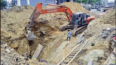 Repair works underway on the Sagoo Chowk-Ferozepur Road stretch in Ludhiana on Tuesday. (Gurpreet Singh/ht)