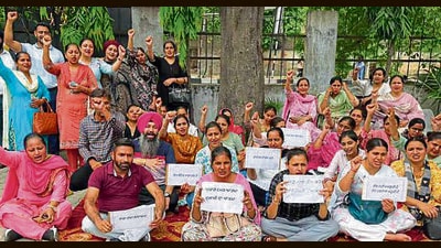 The protesters outside the civil surgeon’s office in Ludhiana on Tuesday. (Manish/HT) The protesters outside the civil surgeon’s office in Ludhiana on Tuesday. (Manish/HT)
