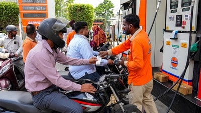 పెట్రోల్, డీజిల్ ధరలు తగ్గడం ఇప్పట్లో కష్టమేనా? (PTI) పెట్రోల్, డీజిల్ ధరలు తగ్గడం ఇప్పట్లో కష్టమేనా? (PTI)