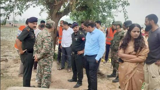 Ambala deputy commissioner Ajay Singh Tomar and army officers reached the site to oversee the rescue operation at Dhaneora village on Tuesday morning. (HT Photo)