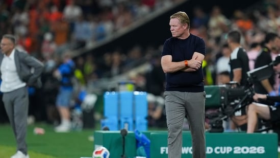 Netherlands head coach Ronald Koeman reacts during the World Cup round of 32 soccer match between the Netherlands and Morocco (AP Photo/Dolores Ochoa)