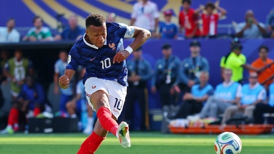 France defeated Sweden 3-0 to progress to the Round of 16.