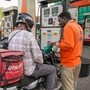 পশ্চিম এশিয়ার সংঘাতের সময় বিপুল লোকসান সামলাতে হওয়ায় রাষ্ট্রায়ত্ত তেল বিপণন সংস্থাগুলি (ওএমসি) প্রথমে সেই ক্ষতি পুষিয়ে নিতে চাইছে।(PTI)