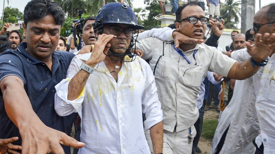 রাজ্যে রাজনৈতিক পালাবদলের পর থেকেই বিরোধী নেতাদের উদ্দেশে ডিম নিক্ষেপের ঘটনা বাড়তে শুরু করে। (PTI)