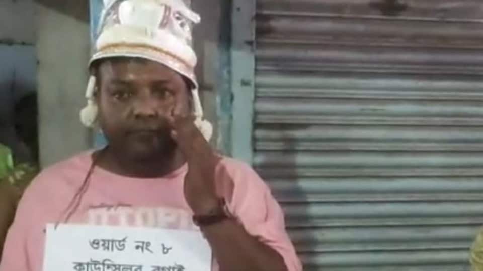 টোপর পরিয়ে রানাঘাটের তৃণমূল কাউন্সিলরকে অভিনব 'জামাই আদর' (সৌজন্যে টুইটার)