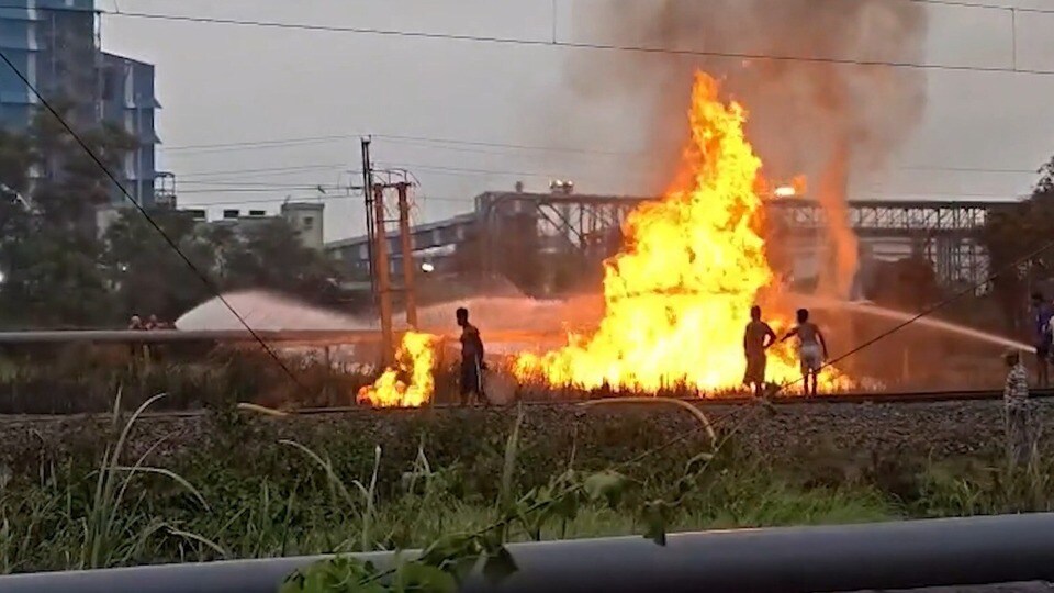 মঙ্গলবার ভোর ৪টা থেকে ৫টার মধ্যে রিফাইনারির ন্যাফথা পরিবহণকারী পাইপলাইনে আচমকা আগুন ধরে যায়।