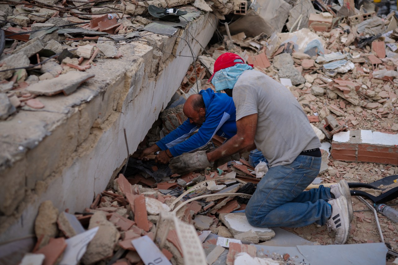 Residents search for family members Saturday in La Guaira. Residents search for family members Saturday in La Guaira.