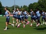 England's Harry Kane, right, runs with teammates during training for the World Cup soccer tournament Tuesday, June 30, 2026, in Kansas City(AP Photo/Charlie Riedel)