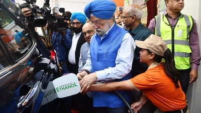 দেশে জ্বালানি আমদানির উপর নির্ভরতা কমাতে পেট্রোলে ইথানল মেশানোর প্রকল্পে জোর দিয়েছে কেন্দ্র সরকার। (Naveen Sharma) দেশে জ্বালানি আমদানির উপর নির্ভরতা কমাতে পেট্রোলে ইথানল মেশানোর প্রকল্পে জোর দিয়েছে কেন্দ্র সরকার। (Naveen Sharma)