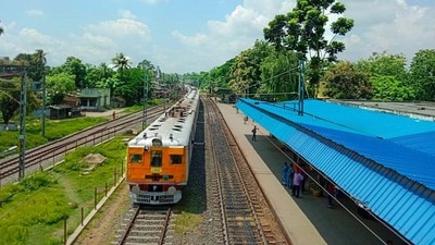 কৃষ্ণনগর সিটি জংশন, ডায়মন্ড হারবার থেকে লক্ষ্মীকান্তপুর- একগুচ্ছ ট্রেনের ঘোষণা করা হল পূর্ব রেলের তরফে। (ছবিটি প্রতীকী, সৌজন্যে Indian Railways) কৃষ্ণনগর সিটি জংশন, ডায়মন্ড হারবার থেকে লক্ষ্মীকান্তপুর- একগুচ্ছ ট্রেনের ঘোষণা করা হল পূর্ব রেলের তরফে। (ছবিটি প্রতীকী, সৌজন্যে Indian Railways)