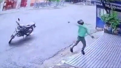 তৃণমূল কংগ্রেসের সর্বভারতীয় সাধারণ সম্পাদক অভিষেক বন্দ্যোপাধ্যায় তাঁর বাড়িতে হামলার অভিযোগ তুলে সিসিটিভি ফুটেজ প্রকাশ করলেন।