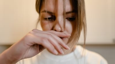 Read more to find out a simple way to curb pregnancy-related nausea! (Pexel)