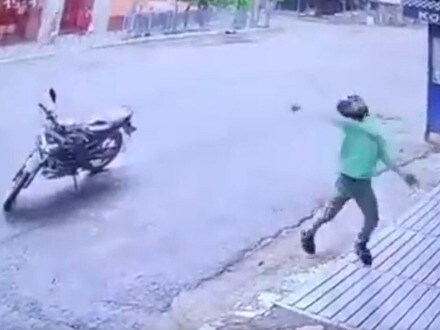 তৃণমূল কংগ্রেসের সর্বভারতীয় সাধারণ সম্পাদক অভিষেক বন্দ্যোপাধ্যায় তাঁর বাড়িতে হামলার অভিযোগ তুলে সিসিটিভি ফুটেজ প্রকাশ করলেন। 