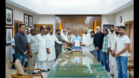 A delegation of the Bann Roko Chardi Kala Sangharsh Morcha, led by Fazilka-based social activist Karan Gilhotra, met the Punjab governor at Lok Bhavan in Chandigarh on Wednesday and submitted a memorandum. (HT)