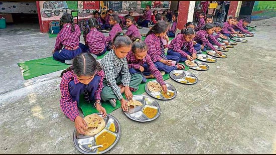 Government school students having mid day meal during the school hours in Ludhiana. (HT Photo)