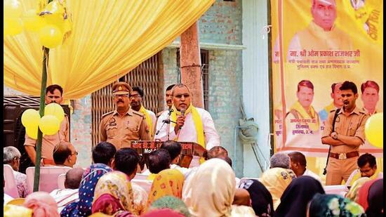 SBSP chief Om Prakash Rajbhar addressing a public meeting in Azamgarh. (HT PHOTO)