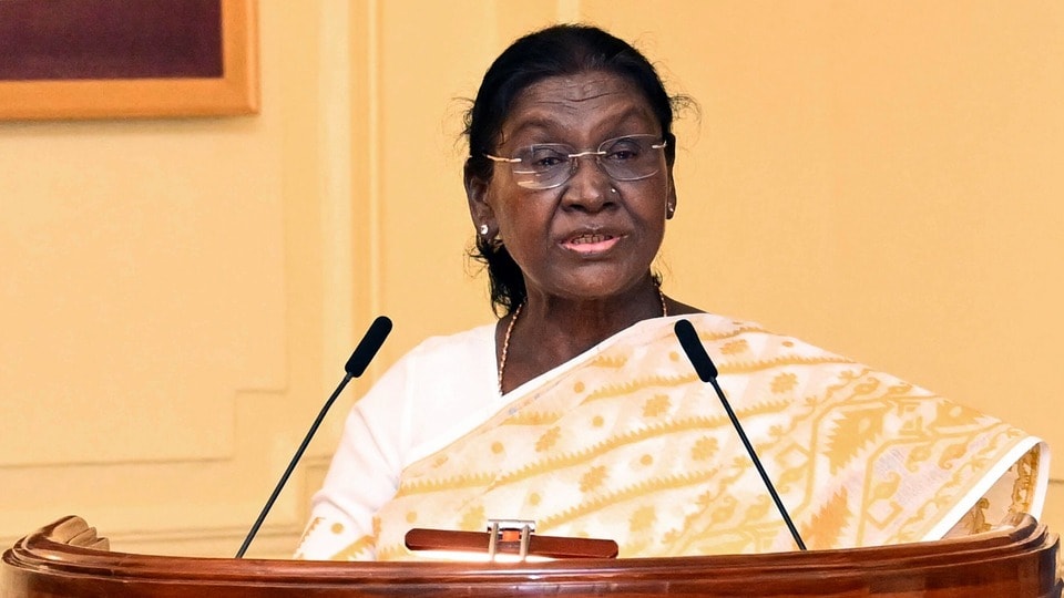 রাষ্ট্রপতি দ্রৌপদী মুর্মুর পশ্চিমবঙ্গ সফরে প্রোটোকল ভঙ্গের অভিযোগকে কেন্দ্র করে কয়েক মাস আগে তৈরি হওয়া বিতর্কে নতুন মোড়। (@rashtrapatibhvn)