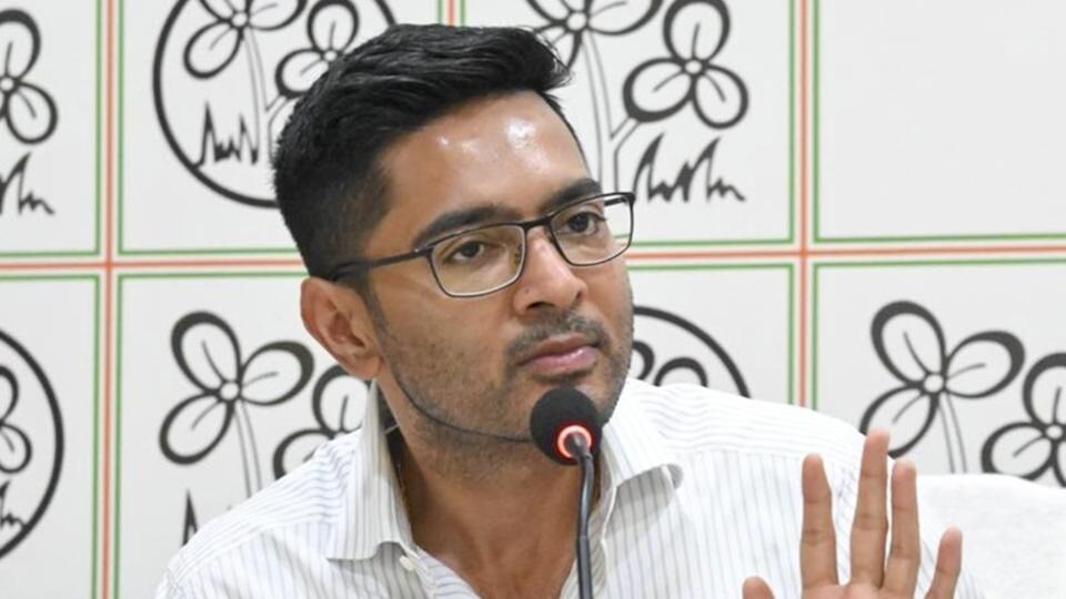 ফলতার বিজেপি বিধায়ক দেবাংশু পণ্ডার অভিযোগ, সেবাশ্রয় শিবিরে আধুনিক চিকিৎসার ওষুধ ও প্রেসক্রিপশন দিচ্ছিলেন হোমিওপ্যাথি, আয়ুষ এবং জুনিয়র চিকিৎসকেরা। (HT_PRINT)