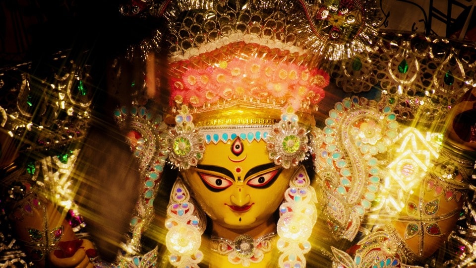রাজ্যে রাজনৈতিক পালাবদলের আবহে এবার দুর্গাপুজো ঘিরেও শুরু হয়েছে নতুন জল্পনা।