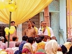 SBSP chief Om Prakash Rajbhar addressing a public meeting in Azamgarh. (HT PHOTO)
