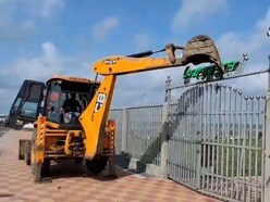 প্রাক্তন বিধায়ক শওকত মোল্লার ছেলে ইমরান মোল্লার মালিকানাধীন ক্যাফেটেরিয়ায় বুলডোজার চালাল প্রশাসন। 