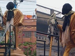 কাটোয়া স্টেশনবাজার চৌরাস্তার মোড়ে থাকা গান্ধীজির মূর্তির মুখ কালো কাপড়ে ঢাকা