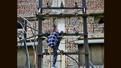 A lineman restoring electricity in Ludhiana on Thursday. (Gurpreet Singh/HT) A lineman restoring electricity in Ludhiana on Thursday. (Gurpreet Singh/HT)