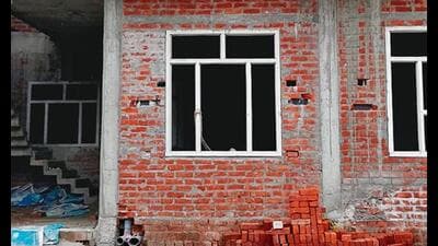 A notice has been issued to Supriya Mishra, wife of Lavkush Mishra, regarding violation of the development authority laws in the construction of their premises in Banveerpur village of Sohawal tehsil. (Sourced)