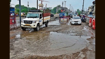 Commuters wade through waterlogged and potholes-ridden roads on Elevated Road near Jagraon Bridge in Ludhiana on Thursday. (Gurpreet Singh/HT) Commuters wade through waterlogged and potholes-ridden roads on Elevated Road near Jagraon Bridge in Ludhiana on Thursday. (Gurpreet Singh/HT)