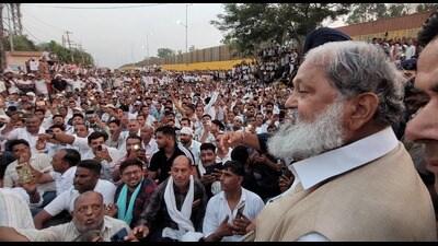 Despite persuasion, the protesters refused to lift the dharna and demanded a meeting with the minister, who was in Chandigarh. (HT Photo)