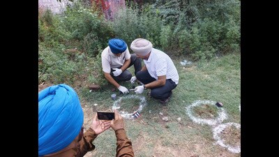 Forensic team investigating the site after encounter of Jalandhar-based gangsters of Goldy Dhillon gang on Patiala-Sangrur bypass near Ramgarh village in Patiala on Thursday. (ANI)