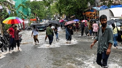 Mumbai'nin yerel trenleri, şiddetli yağmurun şehri olumsuz etkilemesi nedeniyle görüş mesafesinin azalması nedeniyle liman ve ana güzergahlarda gecikmeler yaşıyor