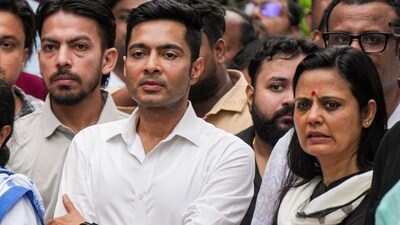 শুভেন্দু অধিকারী সরকারকে নিশানা করলেন অভিষেক বন্দ্যোপাধ্যায়। (ছবি সৌজন্যে পিটিআই) শুভেন্দু অধিকারী সরকারকে নিশানা করলেন অভিষেক বন্দ্যোপাধ্যায়। (ছবি সৌজন্যে পিটিআই)