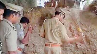 Police search for cash in a haystack in Ayodhya’s Rudauli. (SOURCED) Police search for cash in a haystack in Ayodhya’s Rudauli. (SOURCED)