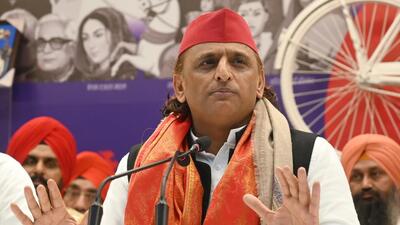 SP chief Akhilesh Yadav addresses a press conference at the party headquarters in Lucknow on Thursday. (HT Photo)
