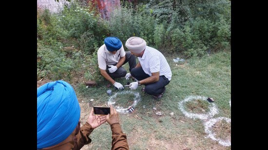 Forensic team investigating the site after encounter of Jalandhar-based gangsters of Goldy Dhillon gang on Patiala-Sangrur bypass near Ramgarh village in Patiala on Thursday. (ANI)