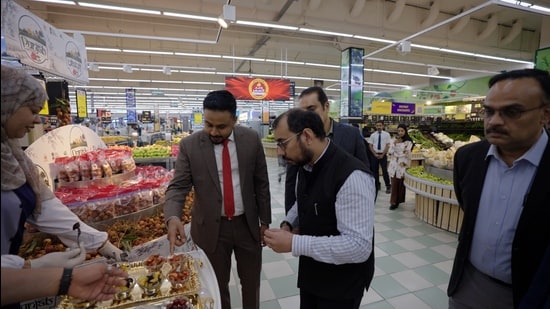 In a major boost to Himachal Pradesh’s horticulture sector, the first-ever export consignment of fresh cherries and plums from the state has successfully reached Oman, opening new avenues for international marketing of Himachali fruits and ensuring better returns for growers. (HT Photo)