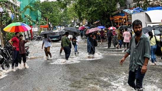 Mumbai man falls into manhole while using the phone in heavy rain, dies Mumbai man falls into manhole while using the phone in heavy rain, dies