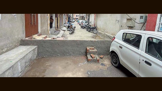 Temporary barriers built by the residents of Dhoka Mohalla in Ludhiana on Thursday. (Gurpreet Singh/HT)