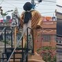 কাটোয়া স্টেশনবাজার চৌরাস্তার মোড়ে থাকা গান্ধীজির মূর্তির মুখ কালো কাপড়ে ঢাকা