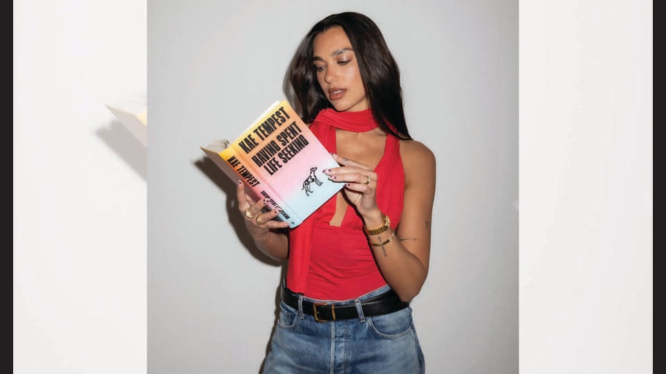 Dua Lipa opened a physical library in Portugal dedicated to banned books. Queen behaviour. (INSTAGRAM/@DUALIPA)