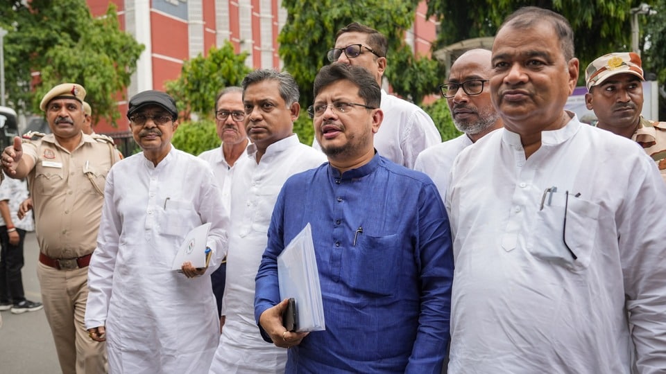 দিল্লিতে নির্বাচন কমিশনের ফুল বেঞ্চের সঙ্গে বৈঠক করল ঋতব্রত বন্দ্যোপাধ্যায় শিবির। (PTI)