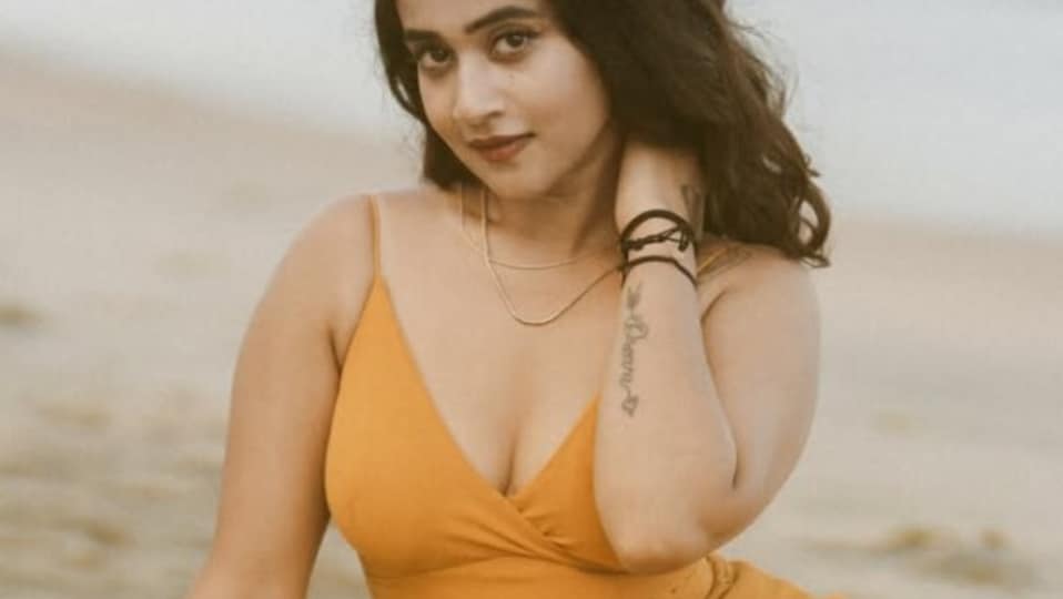 <p>సోషల్ మీడియాలో యాక్టివ్ గా ఉండే దీప్తి సునైన మరోసారి హాట్ పోజులతో అదరగొట్టింది. ఈ భామ లేటెస్ట్ పిక్స్ వైరల్ గా మారాయి. </p>(instagram-deepthi_sunaina)