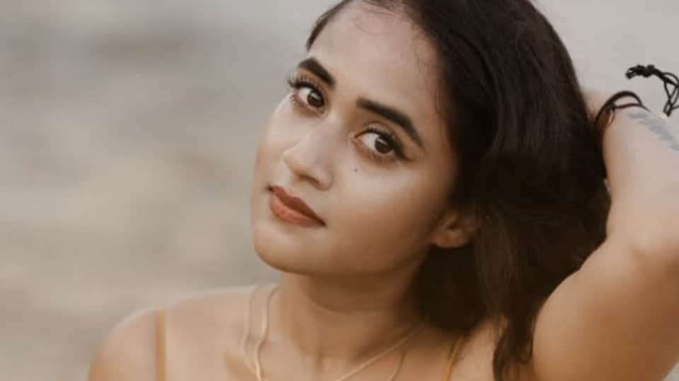 <p>పాపులర్ యూట్యూబర్, బిగ్ బాస్ రన్నరప్ షణ్ముఖ్ జస్వంత్ తో దీప్తి సునైన బ్రేకప్ తెలిసిందే. రీసెంట్ గా షణ్ముఖ్ పెళ్లి చేసుకున్నాడు. </p>(instagram-deepthi_sunaina)
