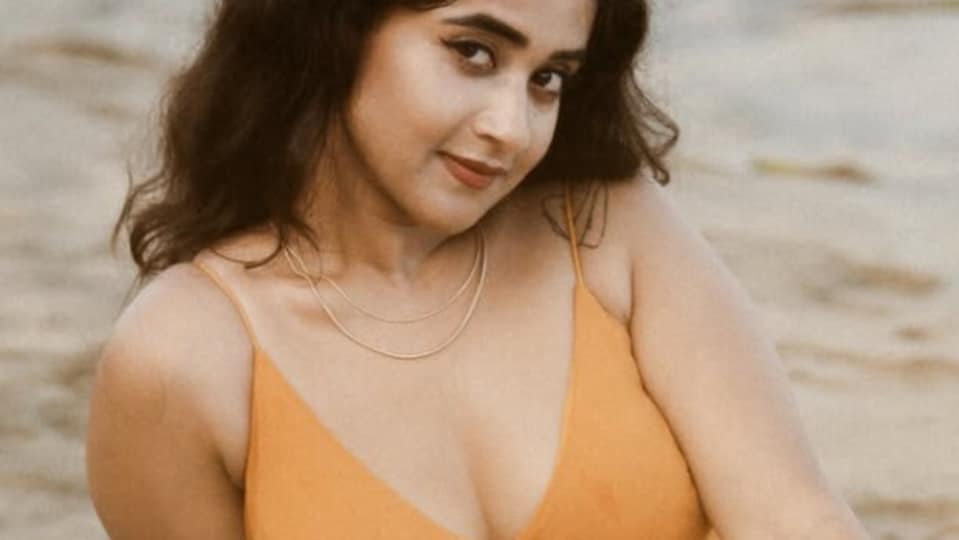 <p>ఎల్లో డ్రెస్ లో క్యూట్ గా తీసుకున్న ఫొటోలను రెడ్ అండ్ వైట్ హార్ట్స్ తో దీప్తి సునైన తన ఇన్ స్టాగ్రామ్ లో పోస్టు చేసింది. </p>(instagram-deepthi_sunaina)