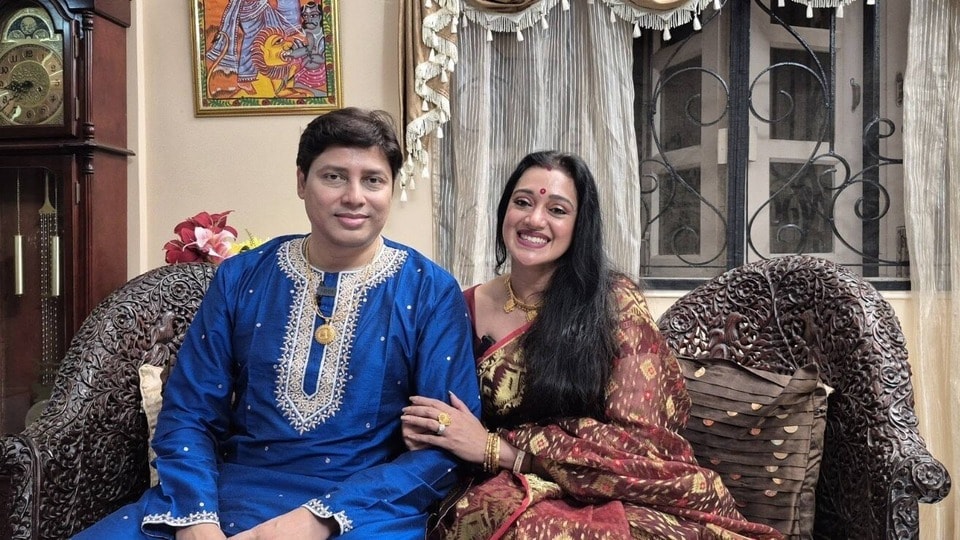 উপহার স্বরূপ স্বামীকে কী দিলেন মৌবনী?