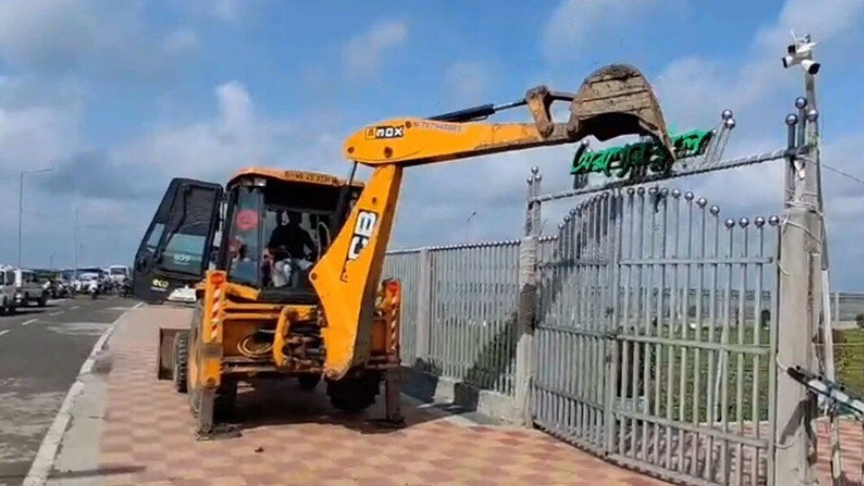 প্রাক্তন বিধায়ক শওকত মোল্লার ছেলে ইমরান মোল্লার মালিকানাধীন ক্যাফেটেরিয়ায় বুলডোজার চালাল প্রশাসন।