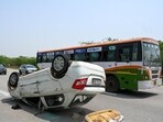 A vehicle overturned on the Yamuna Expressway last week, leaving four people injured in Greater Noida. (Sunil Ghosh/HT Photo)