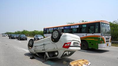 A vehicle overturned on the Yamuna Expressway last week, leaving four people injured in Greater Noida. (Sunil Ghosh/HT Photo)